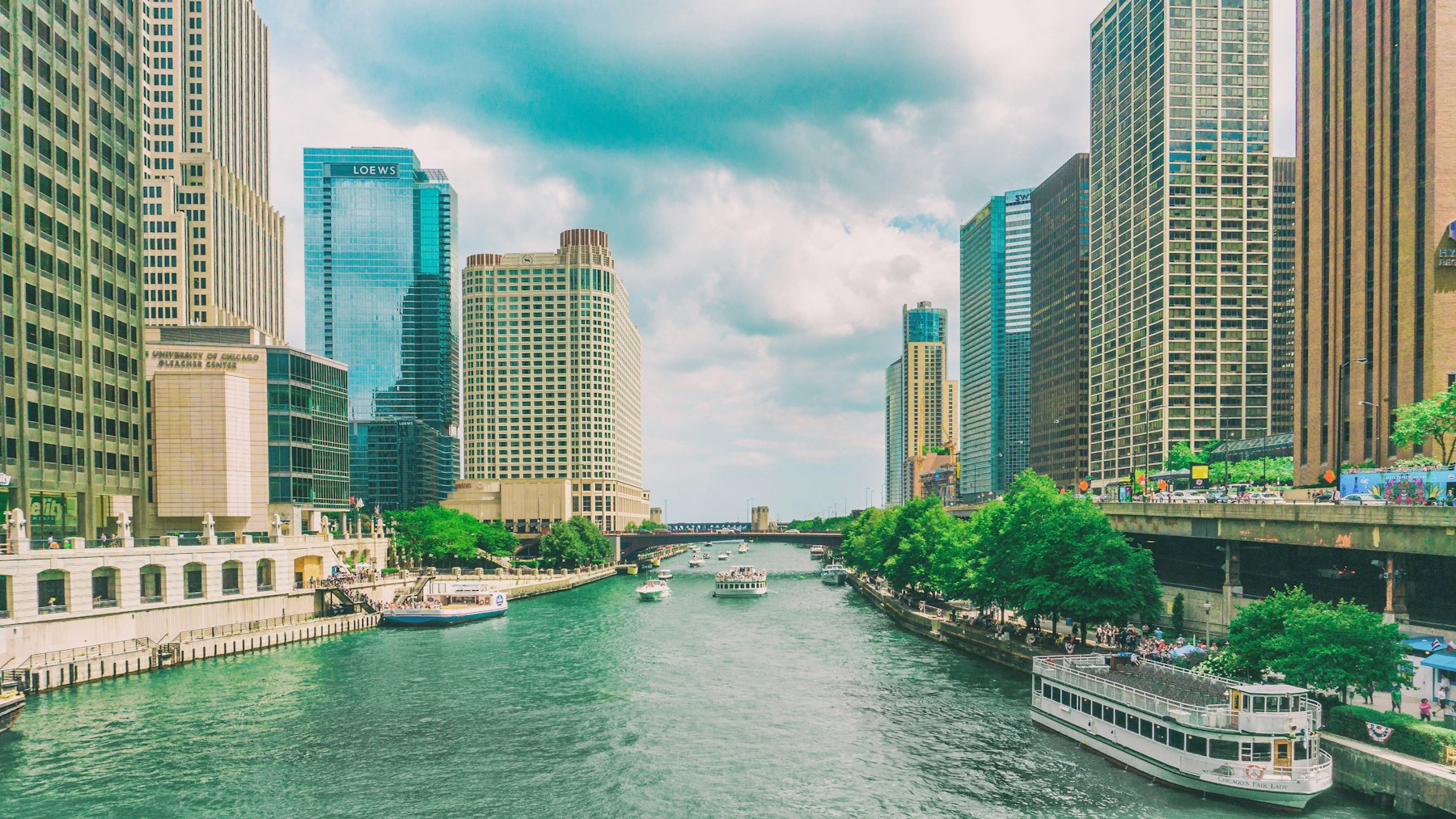 The Chicago River and downtown Chicago skyline